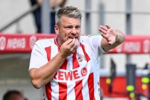 mksoprts-科隆主帅夸斯尼奥克在客场作战时穿了一件球队主场球衣指挥比赛