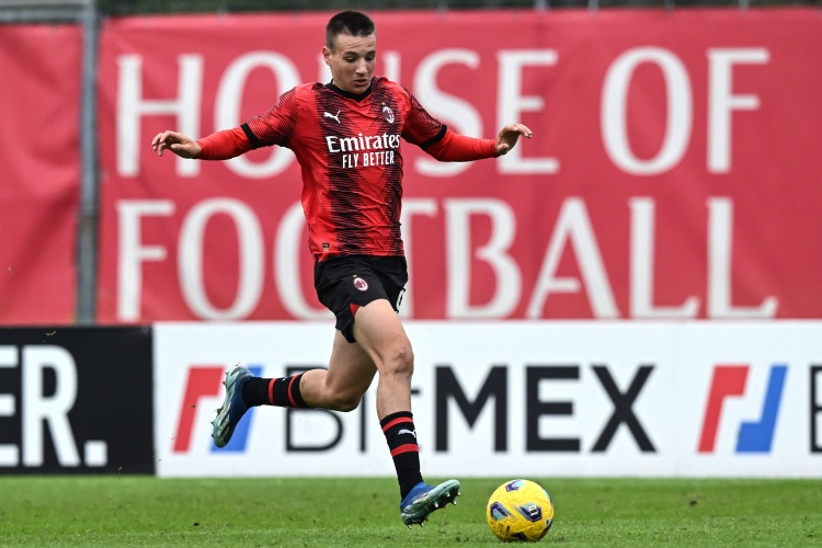 隆戈：卡马达不会冬窗回归米兰，他将继续效力莱切到本赛季结束