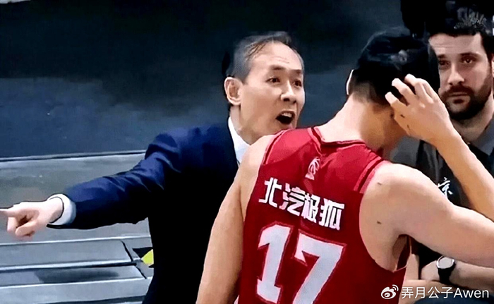 mk体育官网-拿600万，打鱼腩正负值0+被杨文学单吃2次，球迷：原地退役吧|范子铭|许利民|北京|北京首钢|篮板_新浪体育_新浪新闻